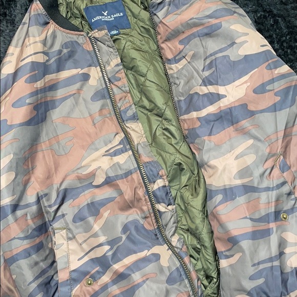 Medium Men’s American Eagle Camo Puffer Jacket - Picture 3 of 4